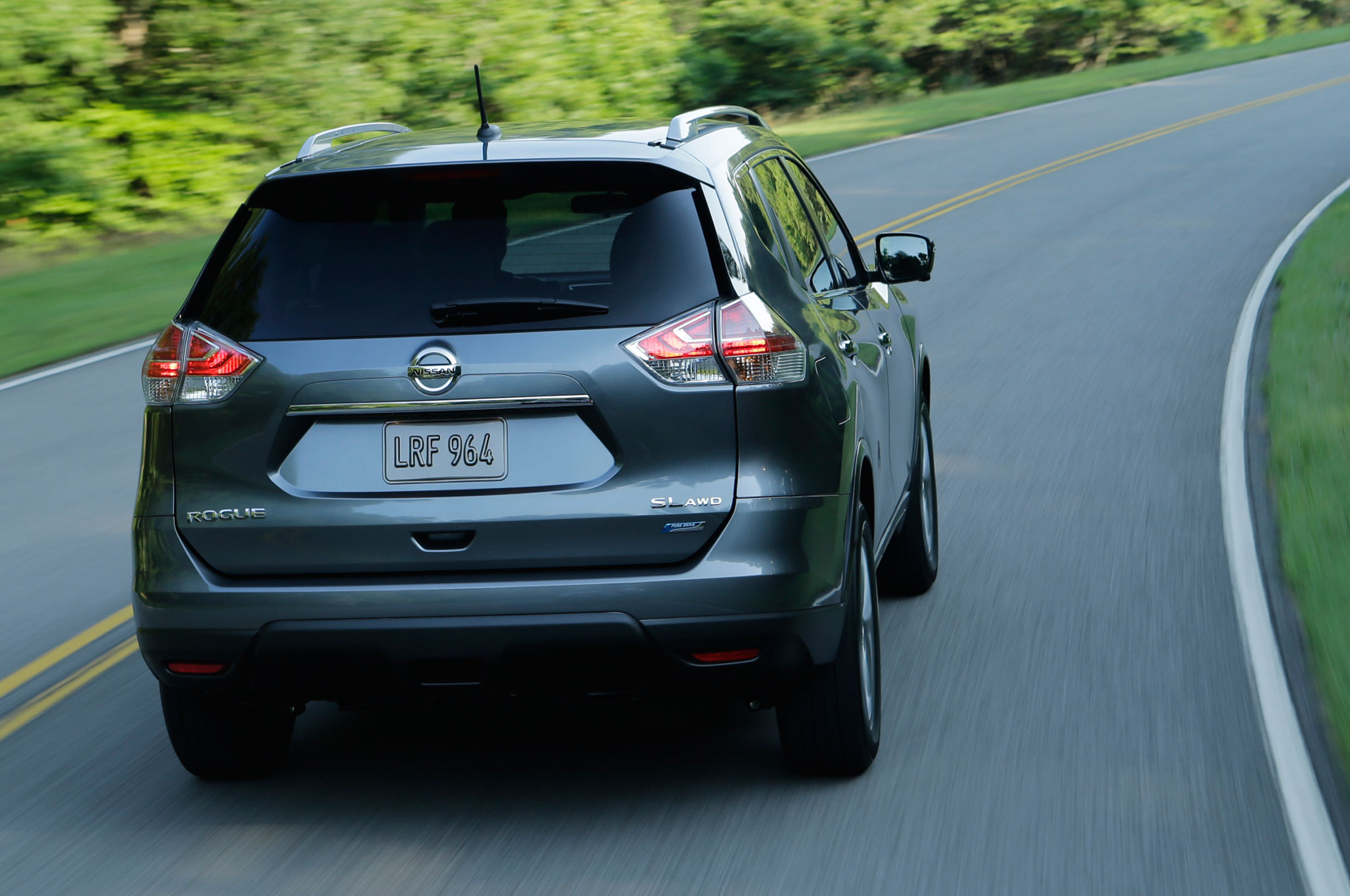 Comparison Chevrolet Equinox SUV 2016 vs Nissan Rogue 2016 SUV